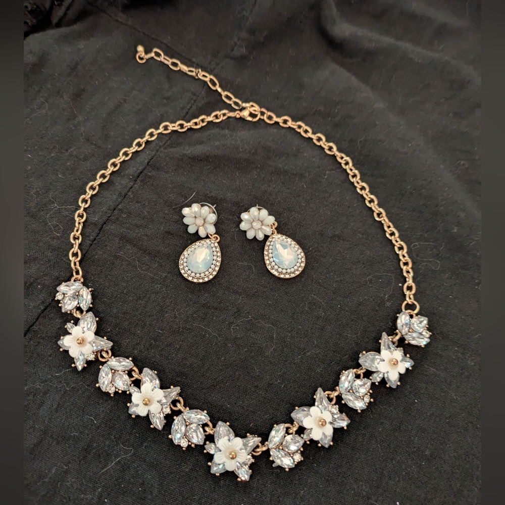 Adorable Gold Tone & White Floral Necklace w/ Matching Earrings NWOT